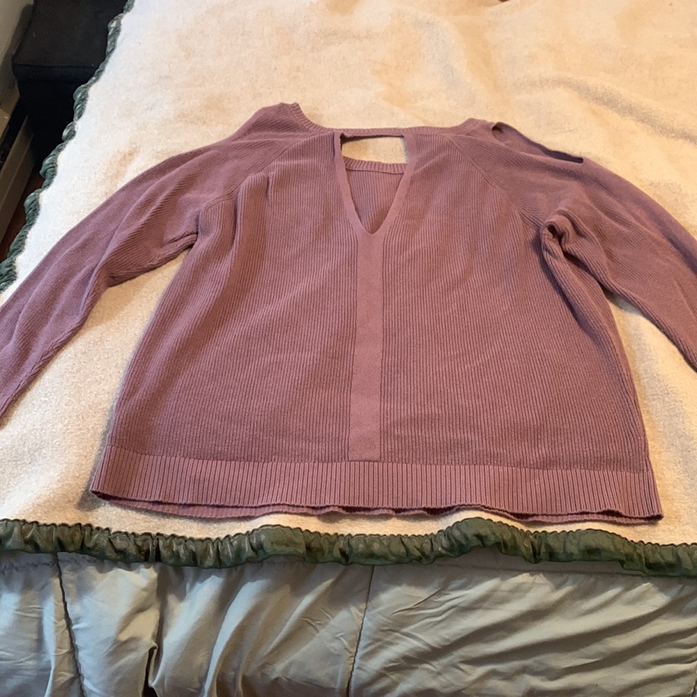3/$10 🤑 Torrid cold-shoulder sweater